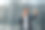 亚洲男子在城市街道上用智能手机聊天视频通话图片下载