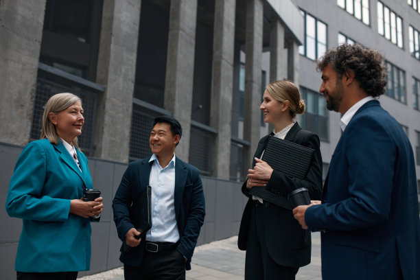 商务人士在休息时间与同事交谈图片下载