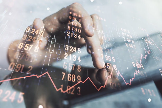 多重曝光的统计数据插图与手指按在数字平板电脑上的背景，计算和分析的概念图片下载