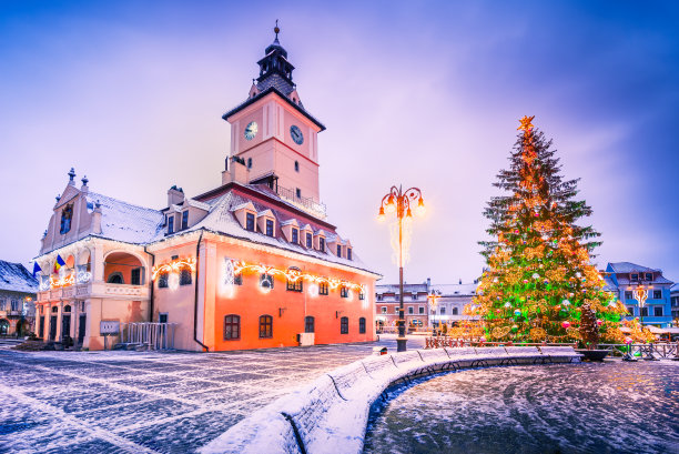 布拉索夫,罗马尼亚。圣诞树，主广场，特兰西瓦尼亚美丽的城市。图片下载