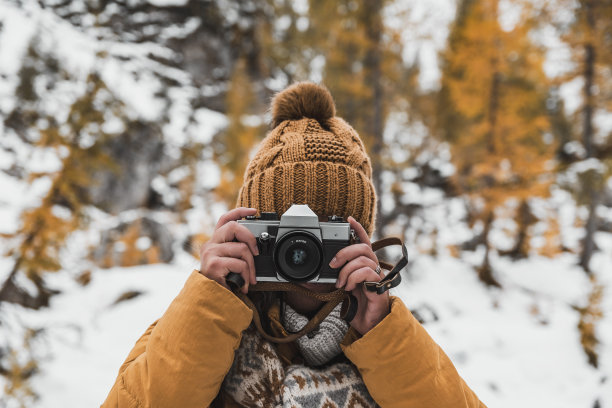 一个年轻女子用老式相机拍摄的冬季户外肖像。图片下载