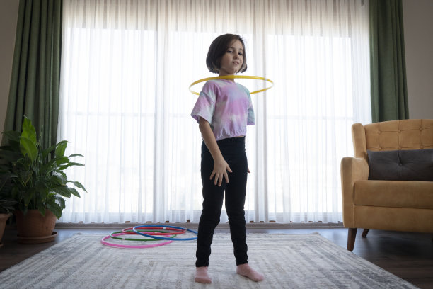 小女孩在玩呼啦圈图片下载