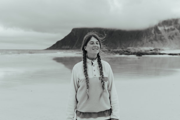 一个女人在罗浮敦群岛的海滩上沉思的照片图片下载