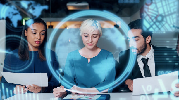 一群人看着全息屏幕。商务会议。管理策略。图片下载