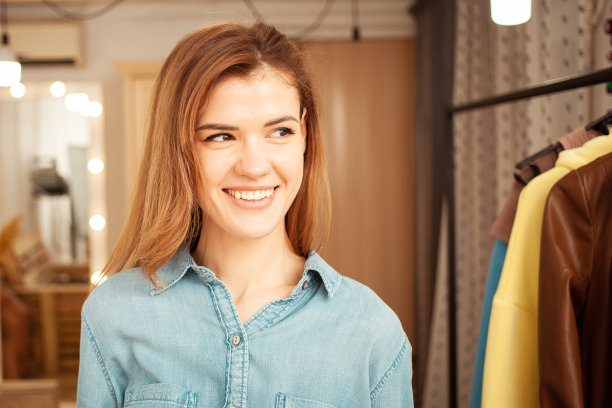 美丽迷人的女人的肖像，红头发，微笑，快乐。职业女裁缝，女性力量，女商人。女性力量脸图片下载