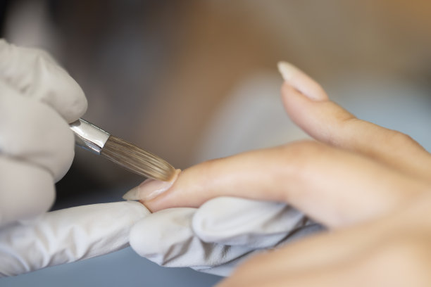 美甲师在指甲上涂丙烯酸图片下载