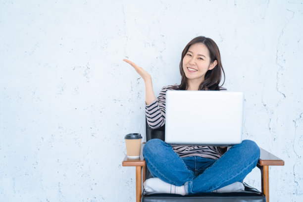 一个在明亮的白色客厅里远程工作并做向导的女人。图片下载