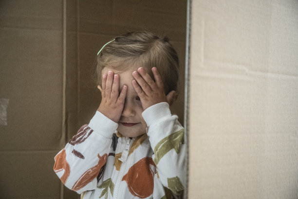 孩子在家里玩捉迷藏。快乐的童年。图片下载