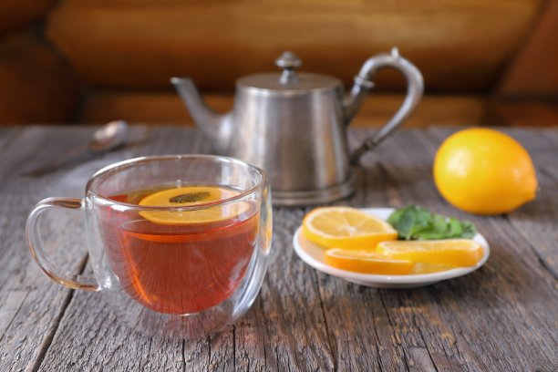 一杯加柠檬和薄荷的红茶。图片下载