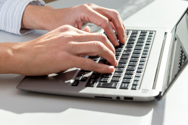 一个商人正在电脑键盘上打字图片下载