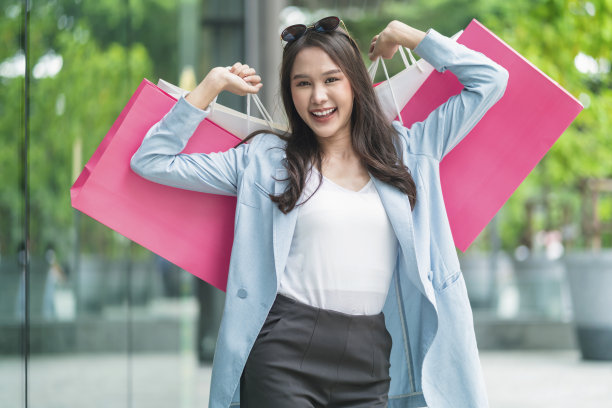 美丽的亚洲女人女性高兴积极休闲购物手拿纸袋快乐的女人享受购买衣服购物购买销售折扣在中心商场商店店面走廊百货公司图片下载