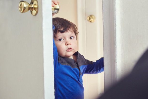看到一个蹒跚学步的孩子打开房间的门图片下载