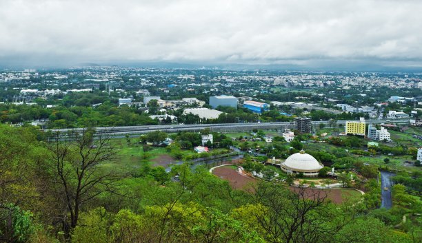 雨季期间，从山顶上俯瞰印度城市的清晰全景。图片下载