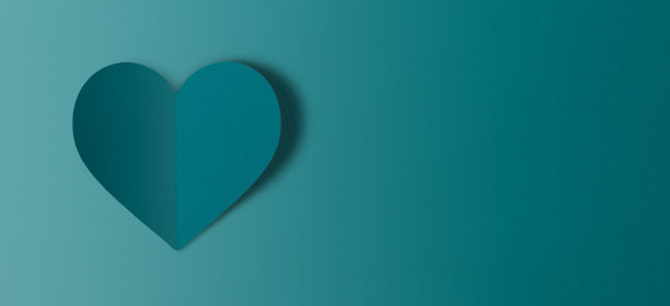 绿色或蓝绿色纸剪成心形，情人节喜庆。图片下载