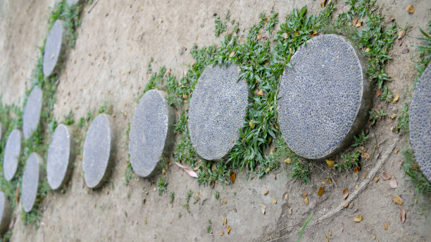 陡峭的石圆图片下载