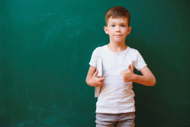 回到学校的概念。学童在上课。快乐的孩子对着绿色的黑板。课堂上的聪明孩子。理念与教育理念图片下载