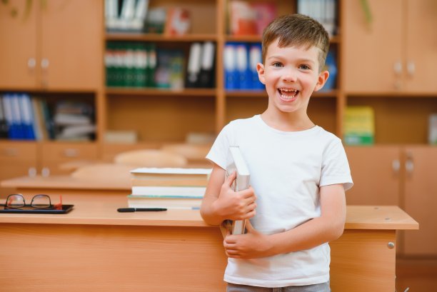 男孩在学校的教室里。回到学校。图片下载