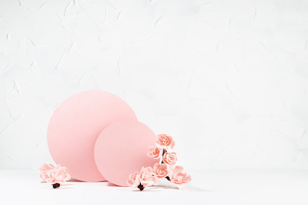 温柔的春天花卉背景在日本风格-粉红色的樱花，粉红色的圆圈，纸扇在白色的桌子上作为舞台展示化妆品，商品，品牌，设计，卡片，海报，传单。图片下载