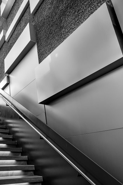 现代建筑楼梯的垂直灰度镜头图片下载