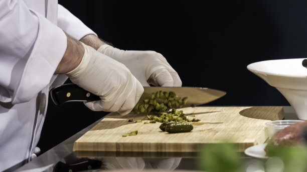 在家庭厨房烹饪、准备和制作新鲜的早餐图片下载