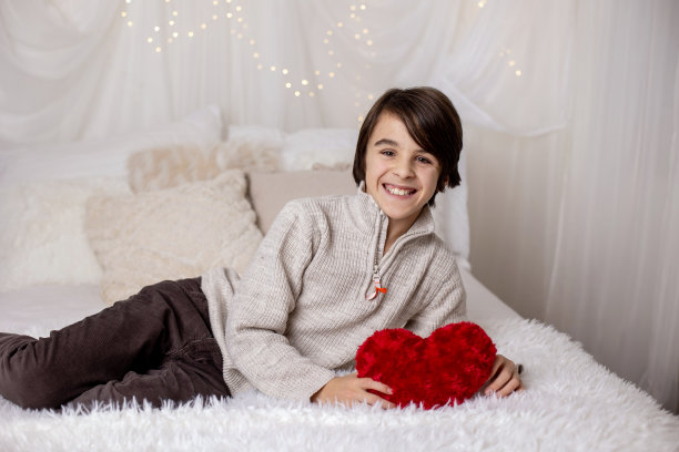 情人节肖像可爱的青春期前的孩子，男孩的心，玫瑰图片下载