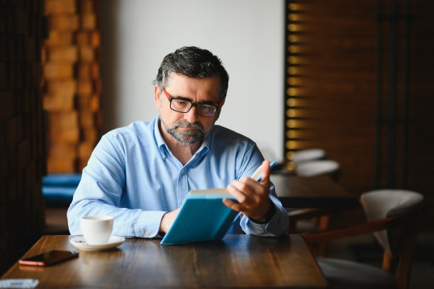 成熟的帅哥在咖啡馆看书图片下载