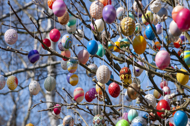 彩色手工复活节彩蛋在苹果树上-复活节彩蛋树图片下载