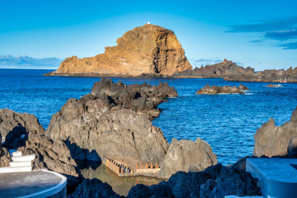 一个美丽的夏日，葡萄牙马德拉岛，波尔图莫尼兹的天然泳池图片下载