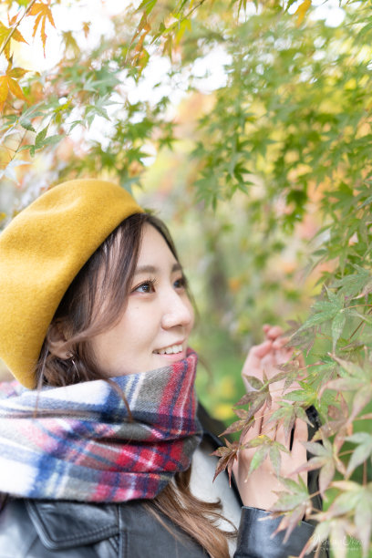 美丽的秋叶和日本女人的节日图片下载