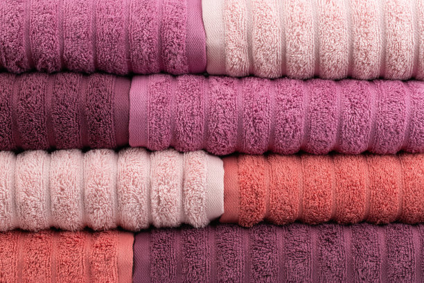 五颜六色的毛巾，卷起来堆在桌子上图片下载