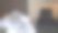 凌乱的床，枕头和毯子在房子里图片下载