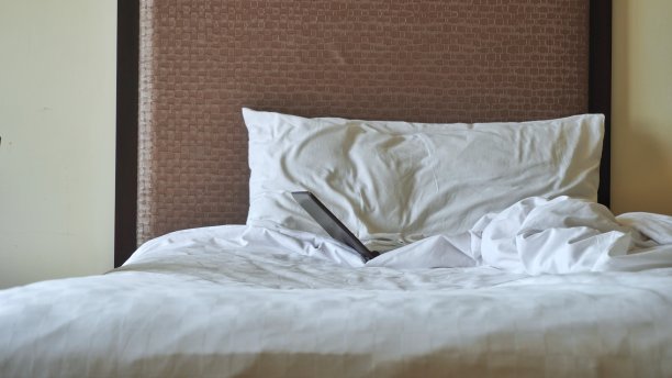 概念创意笔记本电脑，智能手机在卧室的商业背景，模板，海报或小册子图片下载