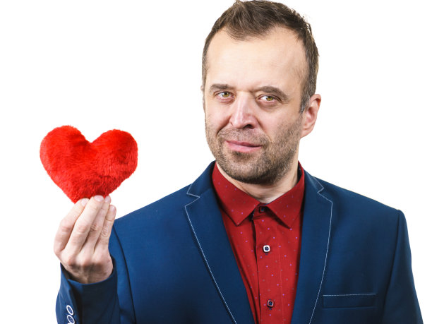 西装男子抱着心图片下载