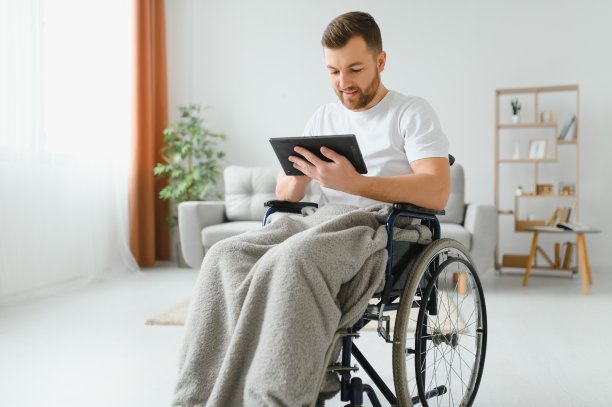 现代年轻残疾人在轮椅上进行视频通话图片下载
