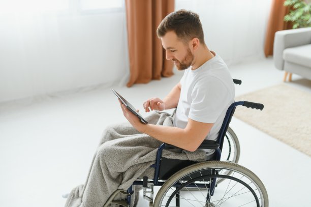 现代年轻残疾人在轮椅上进行视频通话图片下载