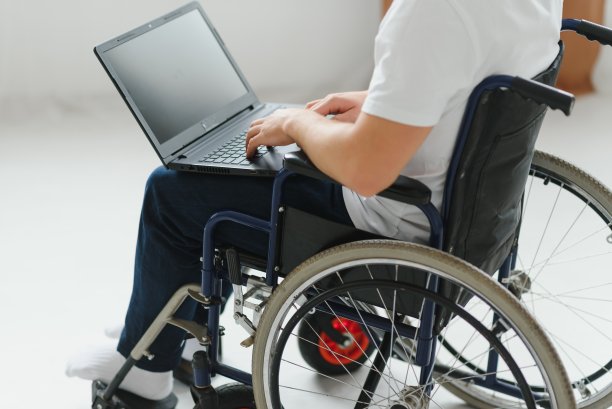 现代年轻残疾人在轮椅上进行视频通话图片下载