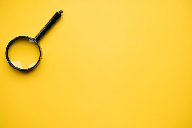 放大镜在黄色背景上的俯视图，文本空间。搜索的概念图片下载