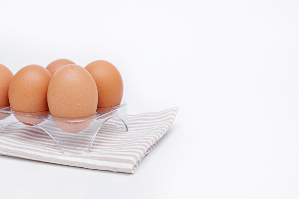 鸡蛋放在白色桌子上的透明架子上。农业产品。复活节图片下载