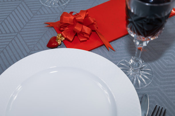 两杯红酒、心形礼品和天使摆件图片下载