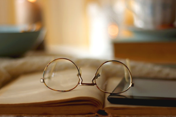 书籍，眼镜，电子阅读器，饼干，茶和蜡烛图片下载