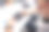 电子维修车间，技术人员被工具和设备包围着。图片下载