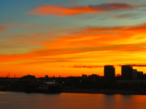 日落时分的斯德哥尔摩剪影。图片下载