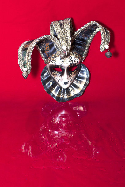 威尼斯面具上的红色背景与嘉年华主题在大城市。图片下载