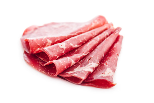 烟熏bresaola。意大利开胃菜。白色背景上孤立的干牛肉。图片下载