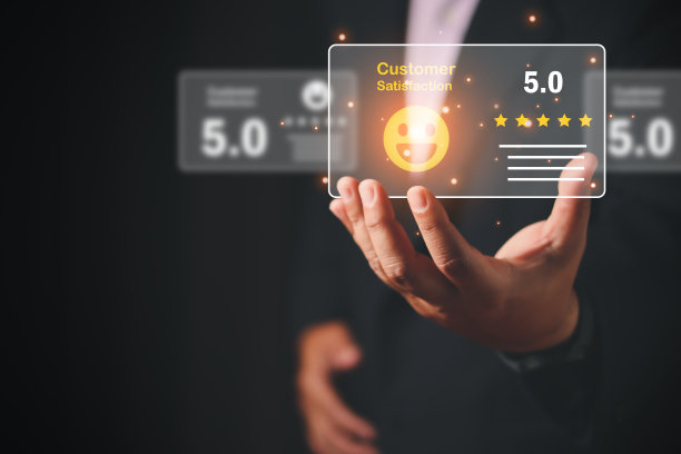 近距离观察商人触摸五星图标和快乐笑容的手，反馈审查满意度服务，客户服务体验和业务满意度调查。图片下载