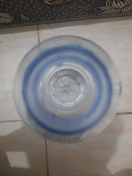 塑料瓶装水，复制空间图片下载