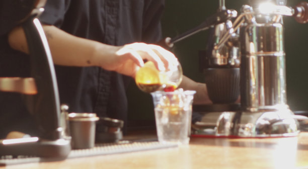 咖啡师正在咖啡店用热水和滤纸制作滴煮，慢棒，花式浓缩咖啡。复古的基调。图片下载