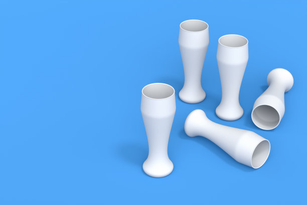 一套白色玻璃杯新鲜生啤酒在蓝色单色背景。图片下载