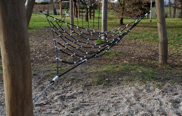 绳麻网用金属不锈钢接头连接在木架上。它是操场上吸引孩子们的东西。沙子，螺丝，平台，攀爬，网，网眼，原木，堆叠图片下载