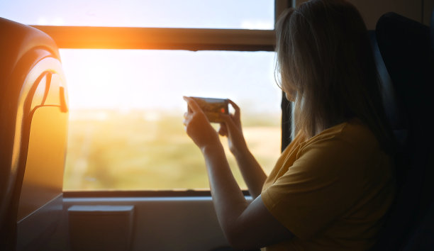 一名女子拍摄了她在火车内旅行的视频。图片下载